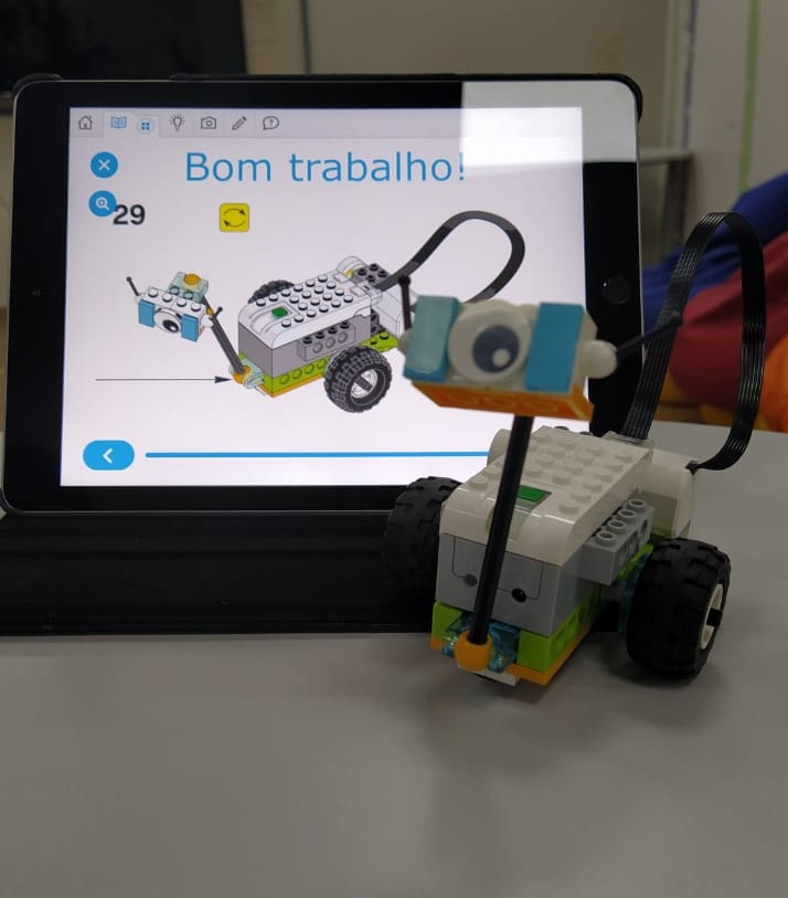 Escola usa robôs para ensinar matemática na prática: alunos do Colégio Marista de Londrina usam robótica para aprender conceitos matemáticos 